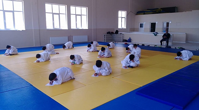20 SPORCU TEKVANDO KUŞAK SINAVINDA TER DÖKTÜ