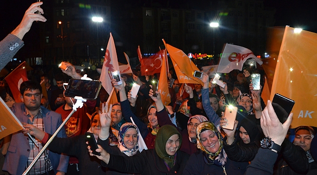KARAMAN'DA VATANDAŞLAR REFERANDUM SONUCUNU KUTLADI