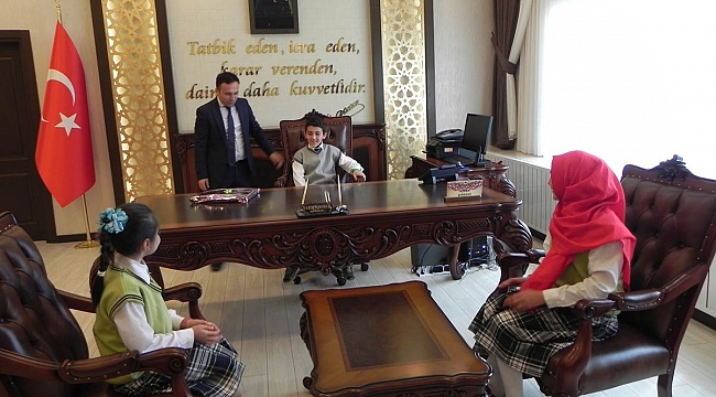MİNİKLERİN ZİYARETİ KAYMAKAMI DUYGULANDIRDI