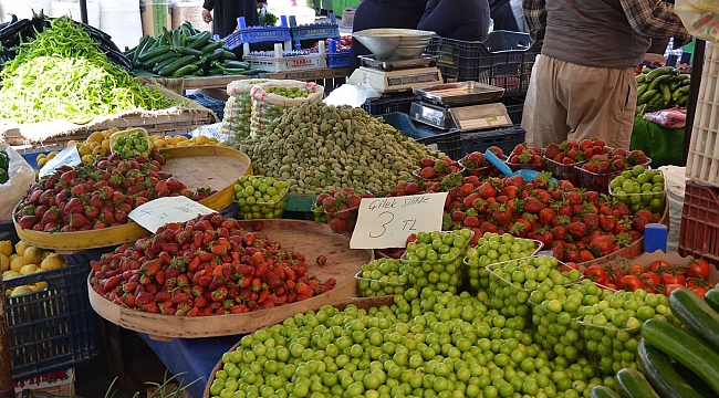 PAZARDA TEZGÂHLAR ÇİLEKLE DOLDU