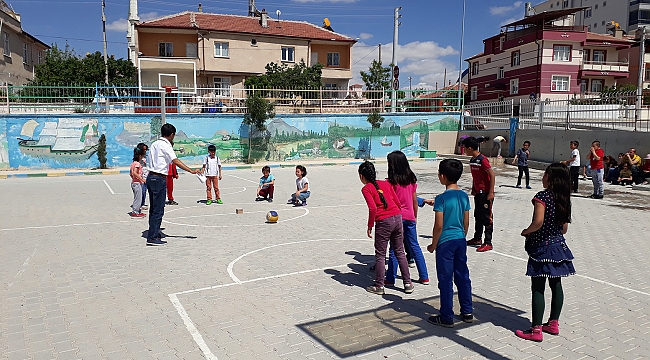 GELENEKSEL ÇOCUK OYUNLARINI YAŞATIYORLAR