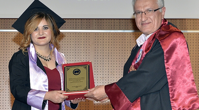KMÜ’DE EDEBİYAT VE FEN FAKÜLTESİ ÖĞRENCİLERİNİN MEZUNİYET COŞKUSU