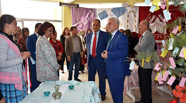 KURSİYERLERİN EL EMEĞİ GÖZ NURU ÜRÜNLERİ GÖRÜCÜYE ÇIKTI