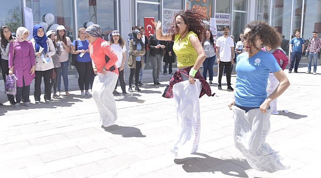 ÖĞRENCİLER HEM EĞLENDİ HEM DE SPOR YAPTI