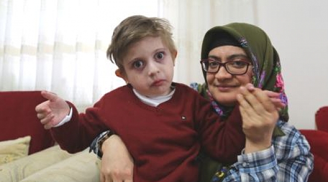 ÖĞRETMEN ANNE, TEK BAŞINA 4 YAŞINDAKİ ENGELİ OĞLUNUN ÜZERİNE TİTRİYOR