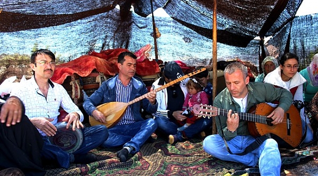 YÖRÜKLERE ÇADIRDA MÜZİLK ŞÖLENİ