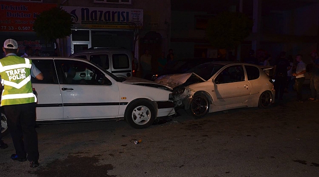 KARAMAN'DA İKİ OTOMOBİL KAFA KAFAYA ÇARPIŞTI: 9 YARALI
