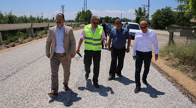 KARAMAN’IN BAHÇE YOLLARI İLK DEFA ASFALTLA BULUŞUYOR