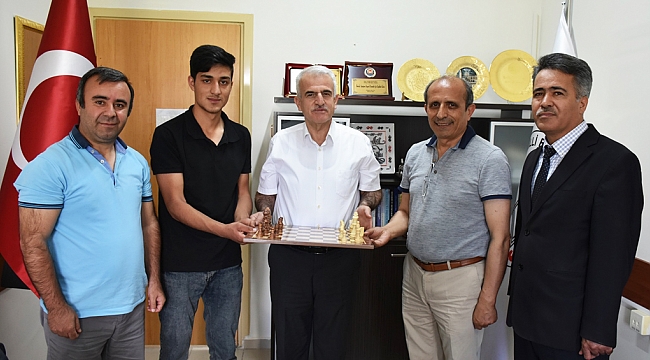 ŞİİRİYLE SATRANCI ANLATTI