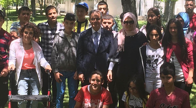 VALİ TAPSIZ ENGELLİLERİ KONUTUNDA MİSAFİR ETTİ
