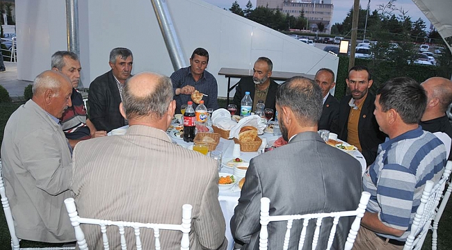 VALİ TAPSIZ MUHTARLARLA İFTARDA BİR ARAYA GELDİ