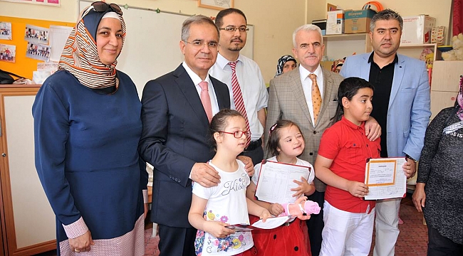 VALİ TAPSIZ ÖĞRENCİLERİN KARNE SEVİNCİNE ORTAK OLDU