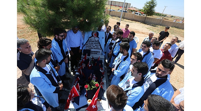 ARKADAŞLARI ŞEHİT YALÇIN’IN KABRİNE KEPLERİNİ BIRAKTI