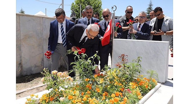 BAKAN ELVAN, ÖMER HALİSDEMİR’İ KABRİ BAŞINDA ZİYARET ETTİ