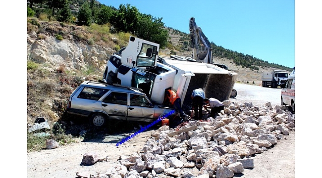 HAFRİYAT KAMYONU OTOMOBİLİN ÜZERİNE DEVRİLDİ