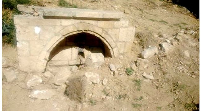 TARİHİ ÇEŞME BAKIM İSTİYOR