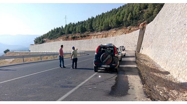 ERMENEK GÜNEYYURT YOLUNDA KAZA 2 YARALI