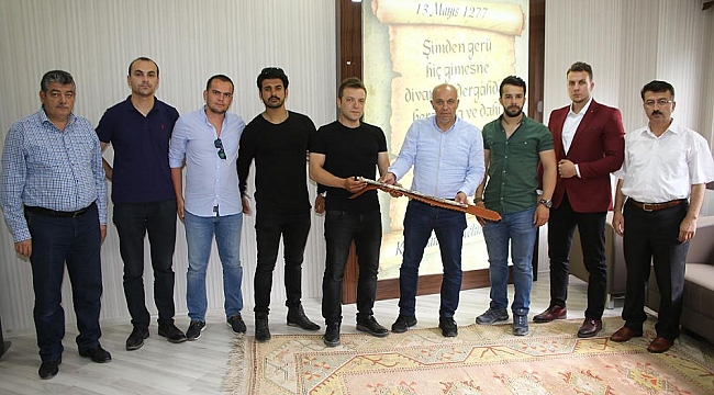 ŞEHİT POLİSİN ARKADAŞLARINDAN BAŞKAN ÇALIŞKAN’A ZİYARET