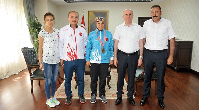 VALİ MERAL, BAŞARILI SPORCULARI ÖDÜLLENDİRDİ
