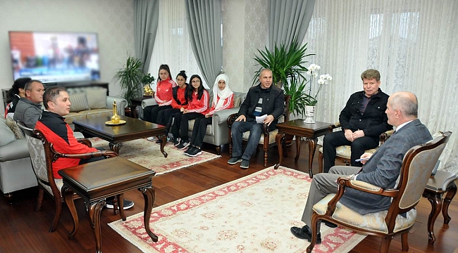 BAŞARILI TEKVANDOCULARDAN VALİ MERAL’E ZİYARET