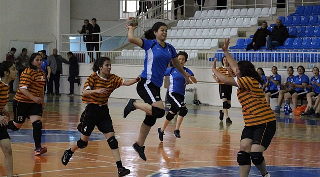OKULLARARASI GENÇLER HENTBOL MÜSABAKALARI BAŞLADI