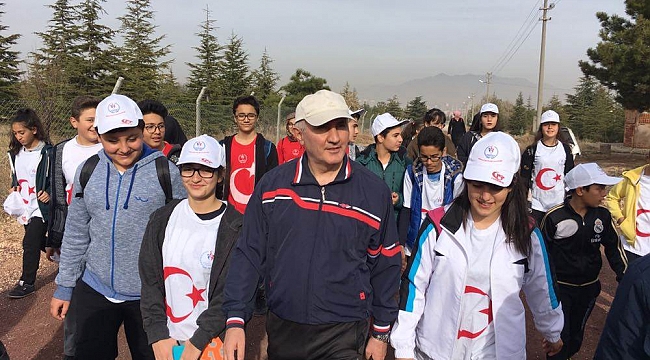 SAĞLIKLI BİR GELECEK İÇİN VALİ FAHRİ MERAL ÖĞRENCİLERLE BİRLİKTE YÜRÜDÜ