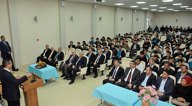 SAYIŞTAY BAŞKANI SEYİT AHMET BAŞ ÖĞRENCİLERLE TECRÜBELERİNİ PAYLAŞTI