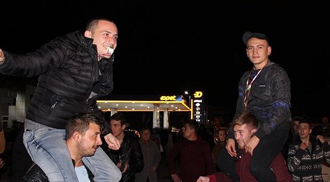 ŞENLİKLERLE UĞURLANIYORLAR