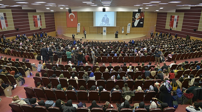 AHMET DAVUTOĞLU KMÜ’DE ÖĞRENCİLERLE BULUŞTU
