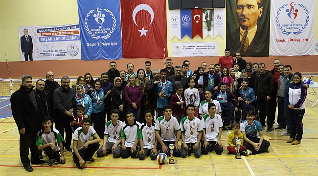KARAMAN’DA ‘İSMET VAROL’ OTURARAK VOLEYBOL TURNUVASI SONA ERDİ