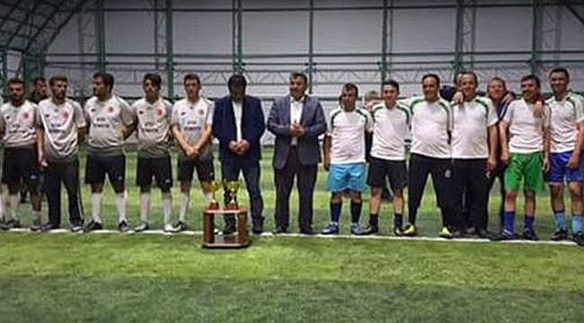 BAŞYAYLA’DA HALISAHA ŞAMPİYONU TAKIM KUPA KALDIRDI