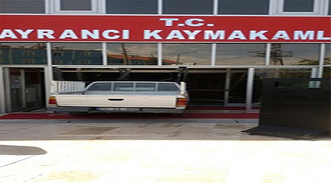 SULAMA BİRLİĞİ’NE KIZDI, ARACI İLE KAYMAKAMLIK BİNASINA GİRDİ
