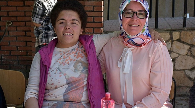 VALİ FAHRİ MERAL’İN EŞİ ZEHRA MERAL YILSONU ETKİNLİĞİNE KATILDI