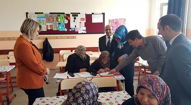 VALİ MERAL'İN EŞİ ZEHRA MERAL OKUMA – YAZMA KURSLARINI ZİYARET ETTİ