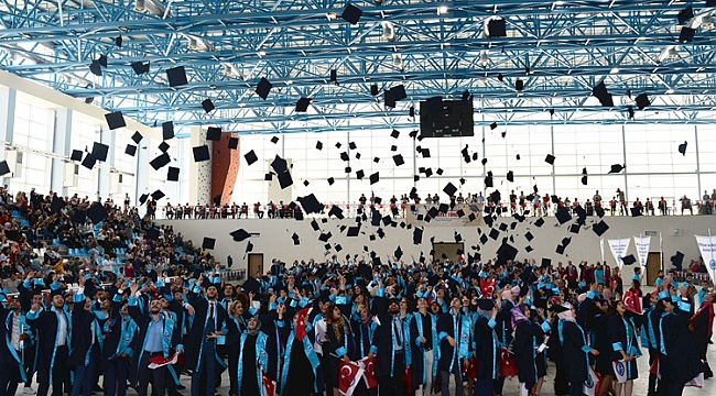 KMÜ TEKNİK BİLİMLER MYO'DA MEZUNİYET SEVİNCİ