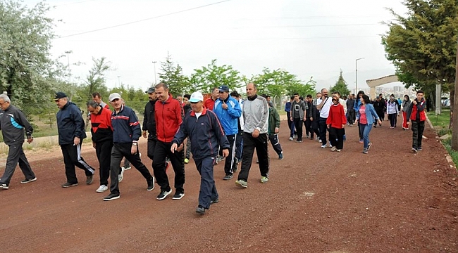 ‘KOŞABİLİYORKEN KOŞ’ PROJESİ KAPSAMINDA SAĞLIKLI YAŞAM YÜRÜYÜŞÜ YAPILDI