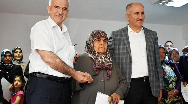 OKUMA YAZMA SEFERBERLİĞİNİN BAŞARILI KADIN KURSİYERLERİ YARIM KALAN HAYALLERİNİ GERÇEKLEŞTİRİYOR