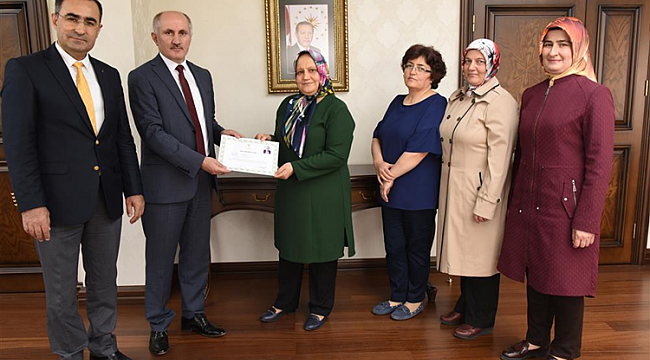 VALİ MERAL 3 BAŞARILI EBE’YE BAŞARI BELGESİ VERDİ