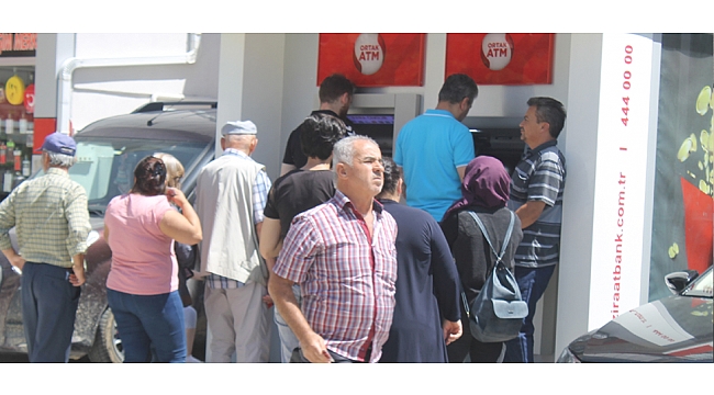 “EMEKLİLER” ATM ÖNLERİNDE KUYRUKLAR OLUŞTURUYOR