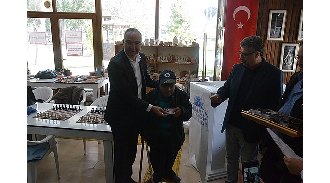 Engellilere Satranç Hakemlik Kokartı Verildi