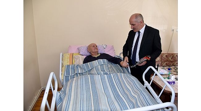 Vali Meral Evde Sağlık Hizmeti Gören Vatandaşı Ziyaret Etti