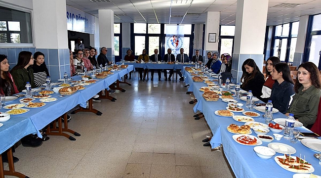 Vali Meral Ve Eşi Hanımefendi Zehra Meral Öğrencilerle Bir Araya Geldi