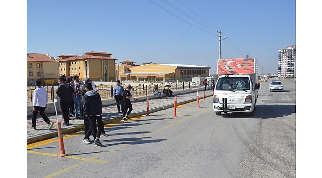 Kamyonet Lise Öğrencisine Çarptı