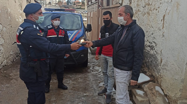 Karaman'da Jandarma Ekipleri Yolda Buldukları Cüzdanı Sahibine Teslim Etti