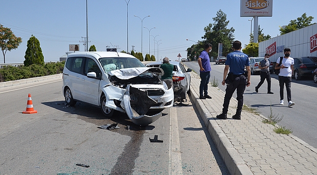 Karaman'da Hafif Ticari Araç Park Halindeki Otomobile Çarptı
