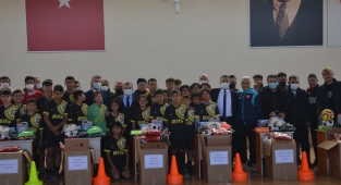 Karaman'da Spor Kulüplerine Malzeme Yardımı Yapıldı