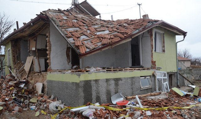 Karaman'da Bomba Gibi Patlayan Mutfak Tüpü Evi Harabeye Çevirdi