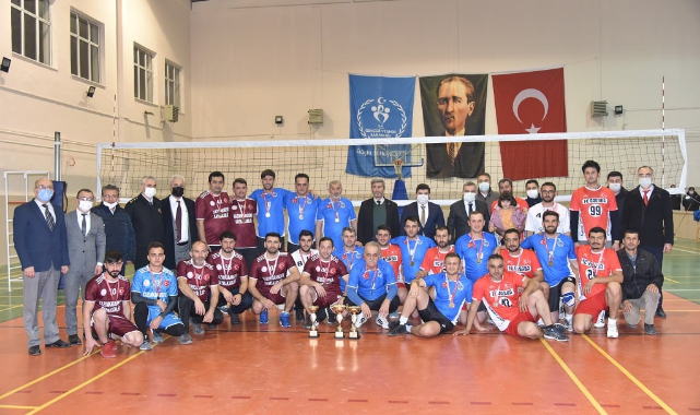 Vali Işık Kurumlararası Voleybol İlçe Birinciliği Müsabakasını İzledi