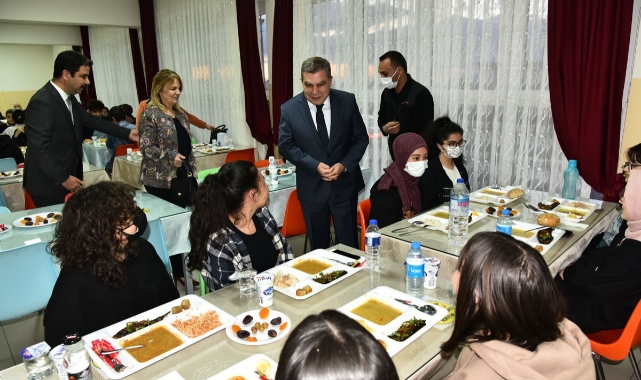 Vali Işık Ve Eşi Lise Öğrencileriyle İftarda Buluştu