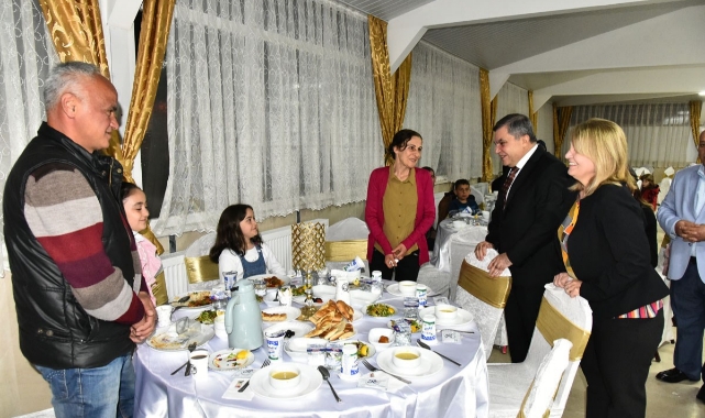 Vali Işık Ve Eşi Yine Gönüllere Dokundu